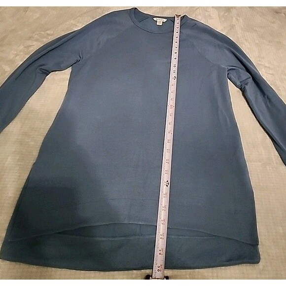 Athleta Light Blue Long Sleeve Active Top Size M With Thumbholes - Picture 2 of 7